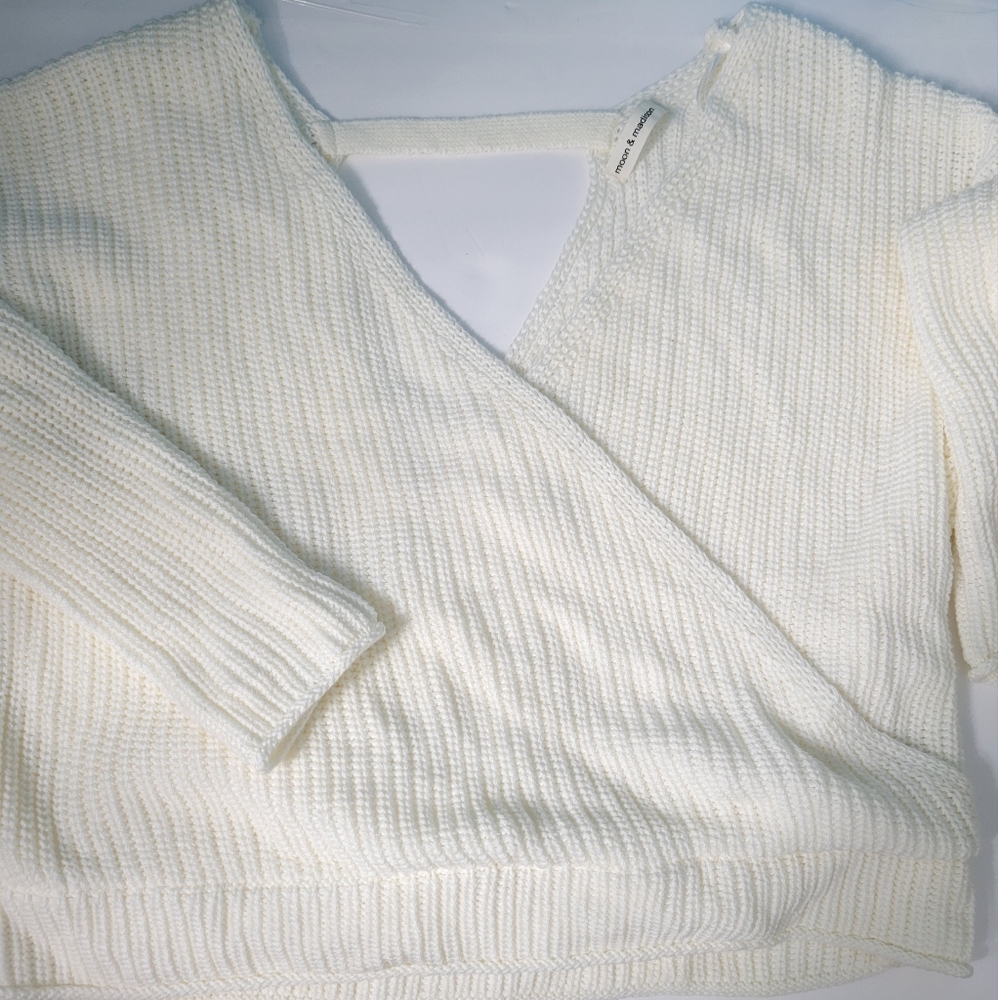 Moon & Madison White Knitted Top